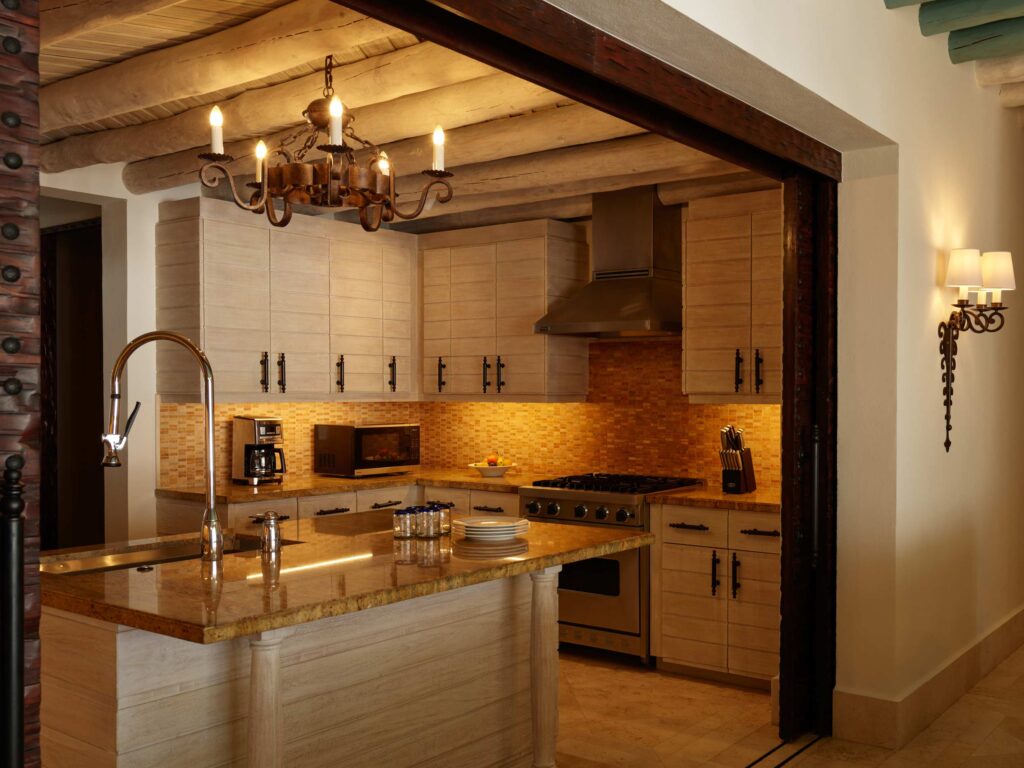 Cocina de suite con gabinetes de madera