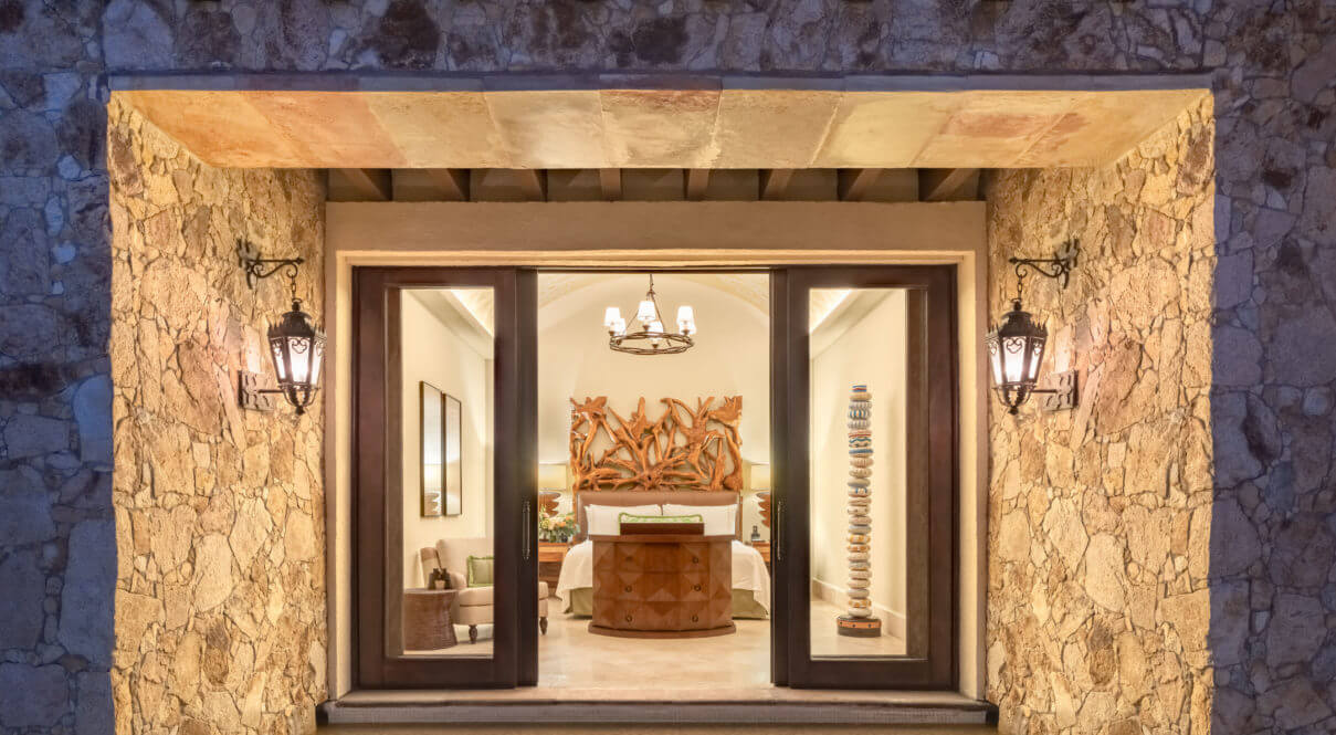 K1RFU1 One Bedroom Beachfront Suite King Bed 2 scaled e1635532274756