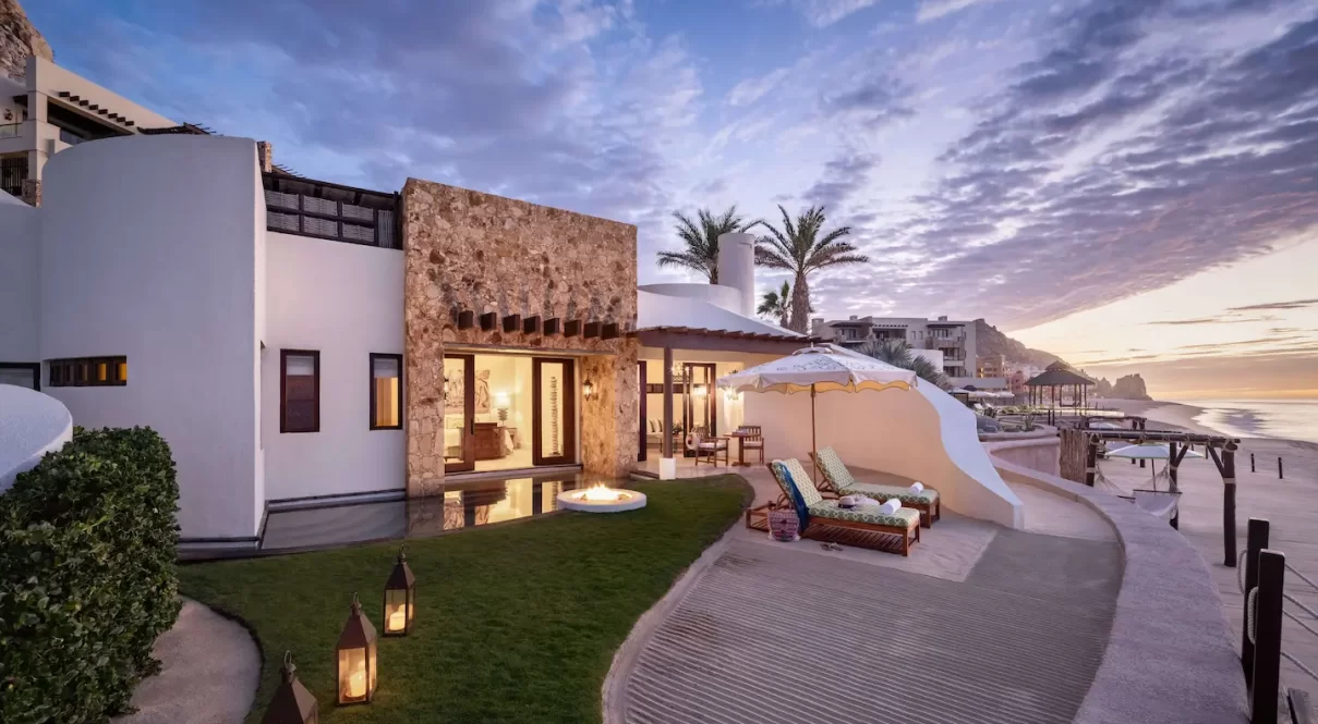 K1RFU1 One Bedroom Beachfront Suite King Bed 1 scaled e1635532260452