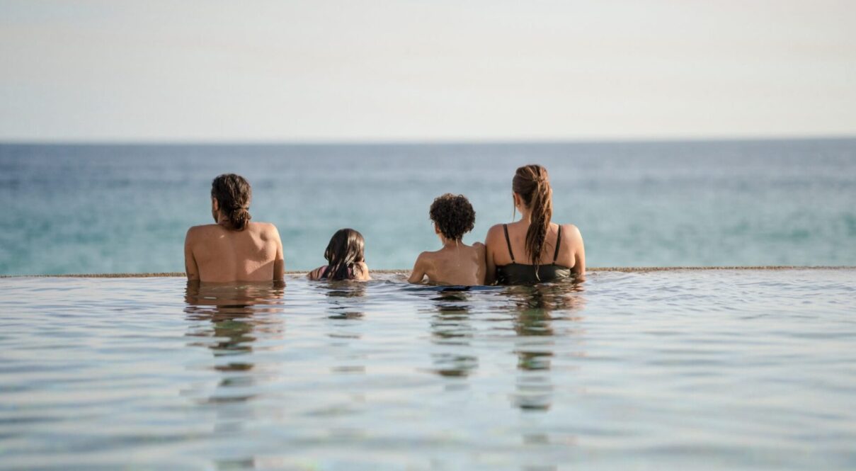 Fiturca-family-at-the-beach-club-infinity-pool